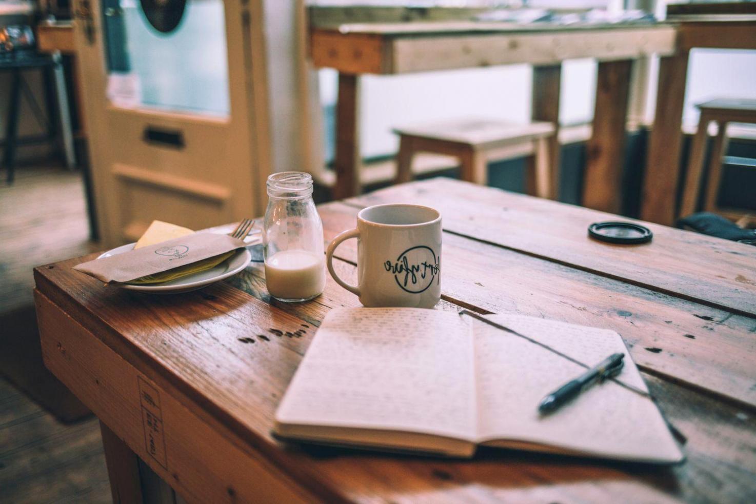 Students analyzing crowdfunding data and market trends